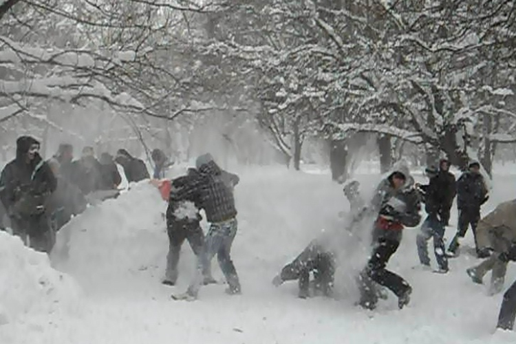 Csaknem 100-an a pápai hócsatán! Videóval!