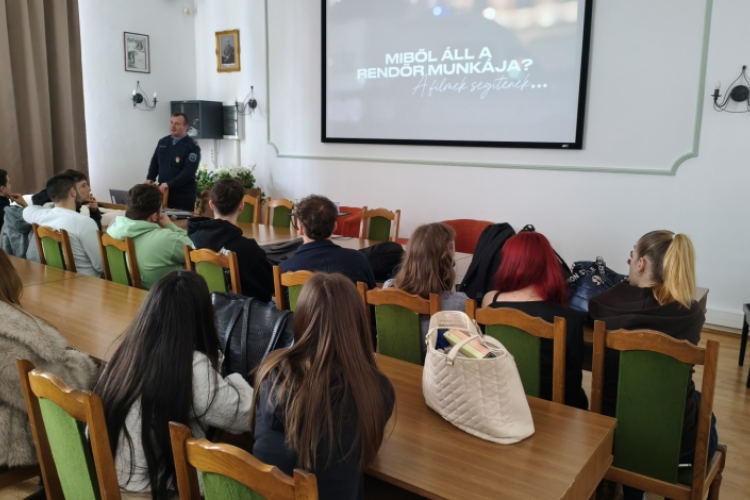 Iskolapadból szolgálatba 