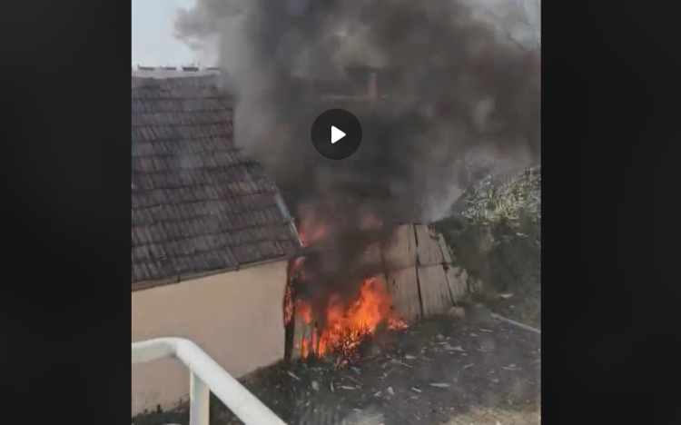 Összehordott szemét égett egy ház mögött Pápán - Videó