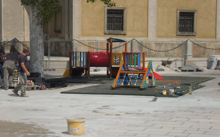 Helyére került a Fő téri játszótér