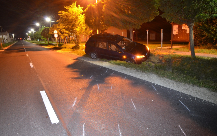 Ittasan az árokba hajtott gépkocsijával