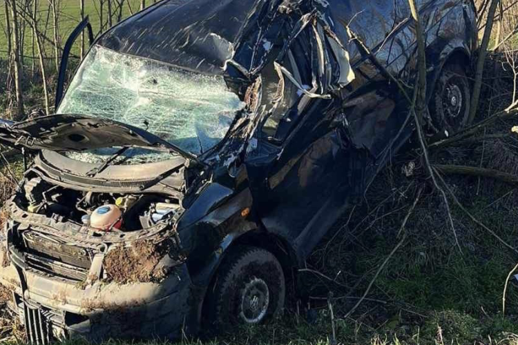 Rendőrök elől menekülő, migránsokat szállító kisbusz borult árokba Iszkáznál