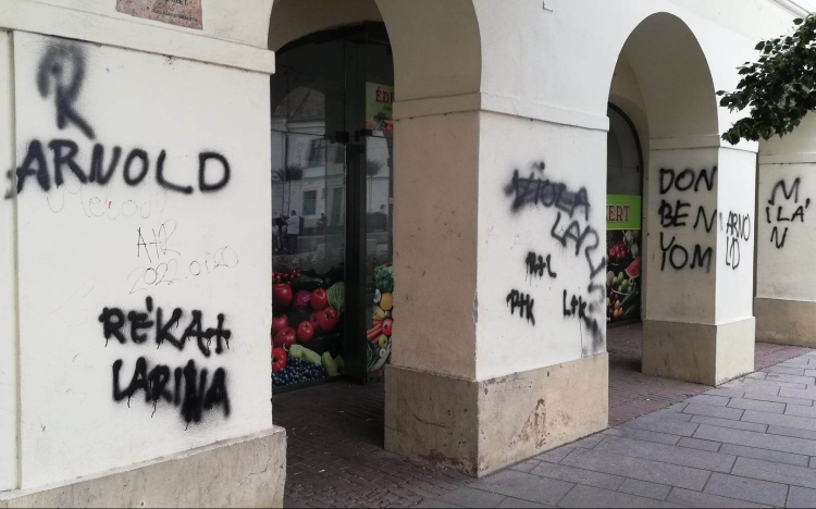 Valaki durván összefirkálta a Lábasházat