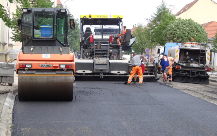 Megkezdődött az aszfaltozás a Jókai utcán