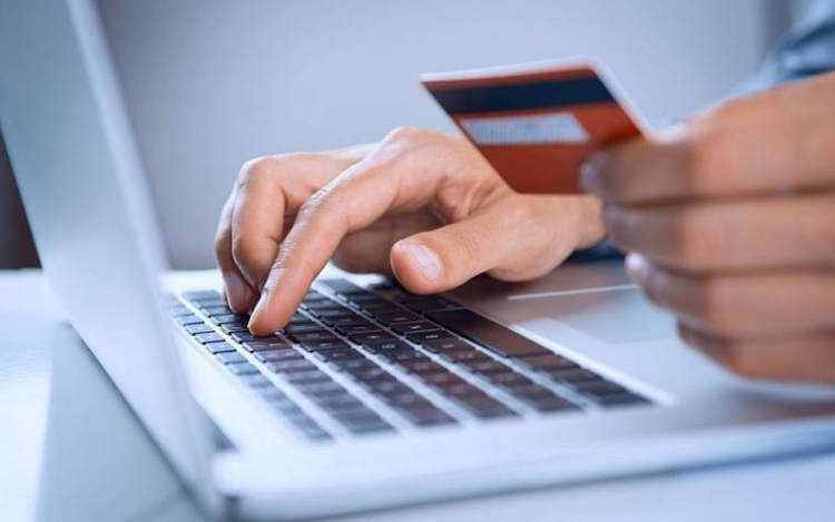 Munkatársa bankkártyáját használva vásárolt több mint 2 millió forint értékben