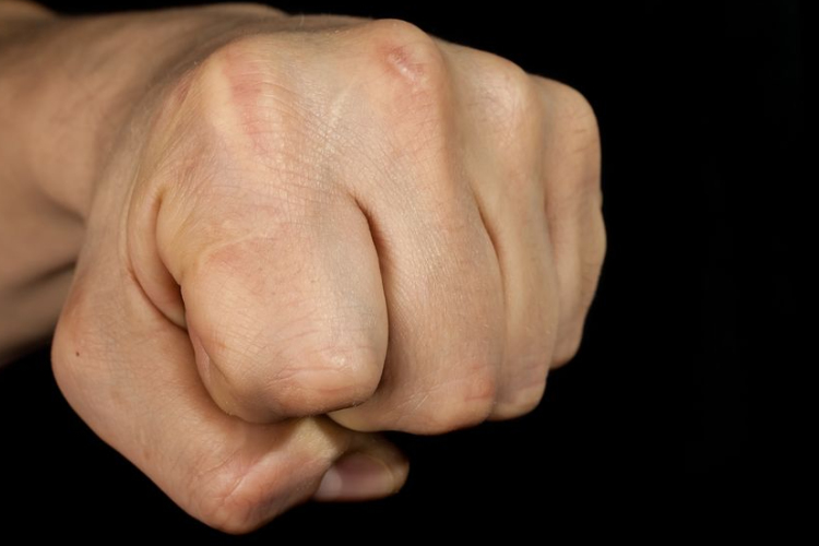 Ok nélkül megütött valakit és azt kiabálta, hogy mindenkit megöl