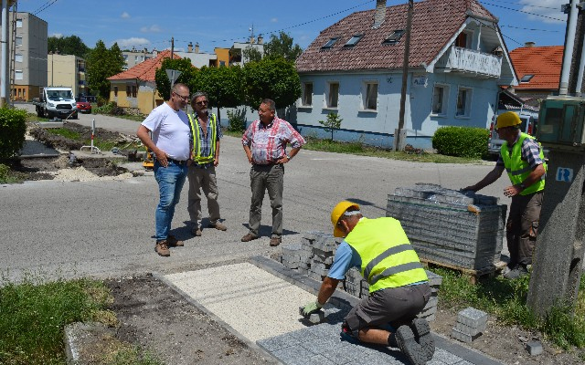 Az utolsó szakaszon dolgoznak a Kilencedik utcai járdán