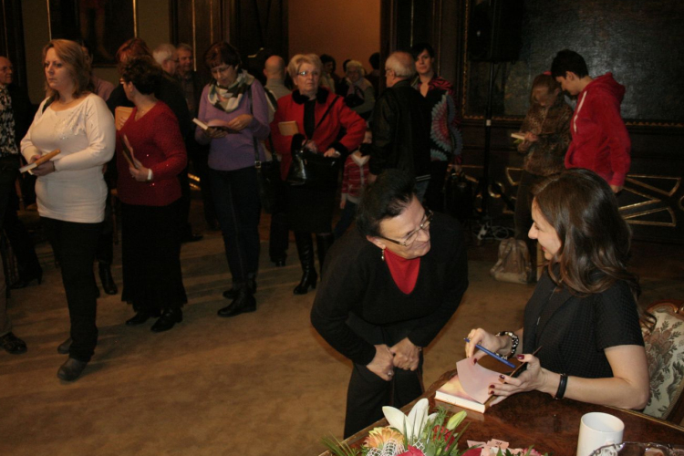 A pápai Esterházy-kastély Nádor termében mutatta be új kalendáriumát Zséda