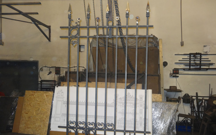 Készül a kastélykapu