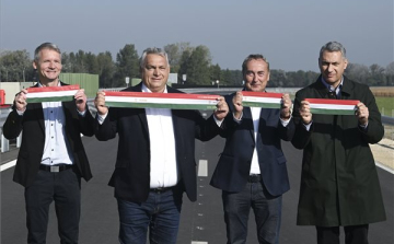 Orbán Viktor adta át az új 83-ast