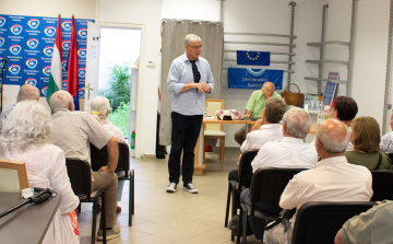 Gyurcsány Ferenc átadta a DK új pápai irodáját