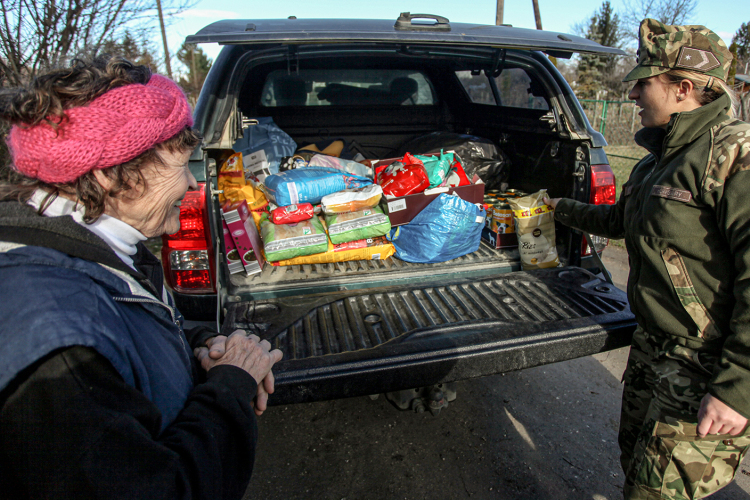 Állatmenhelyeket támogattak a pápai katonák