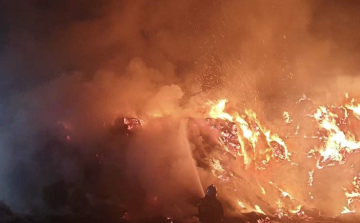 80 körbála kapott lángra Csótnál