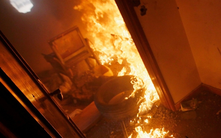 Holttestet találtak a tűzoltók egy kigyulladt pápateszéri házban 