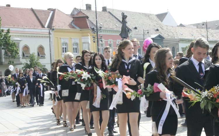Búcsút vettek a várostól Pápa végzősei