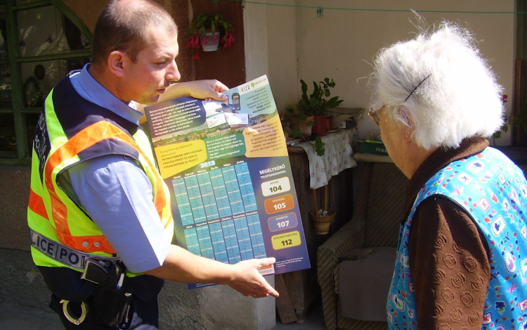 Időseket látogattak