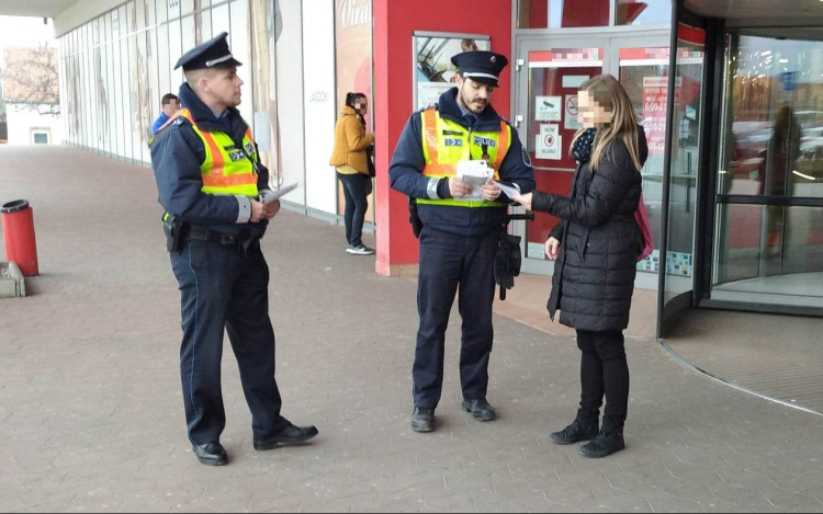 Pápai áruház parkolójában tartottak bűnmegelőzési akciót a rendőrök