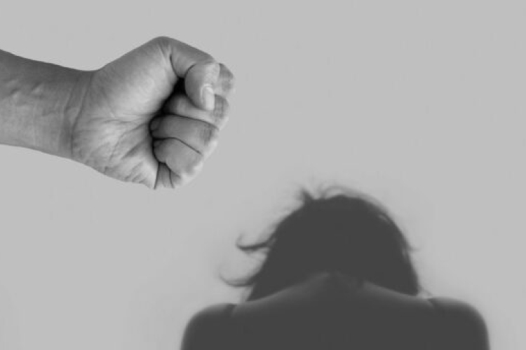 Zaklatta, majd rá is támadt volt élettársára a 22 éves férfi, az egyik Pápa környéki faluban