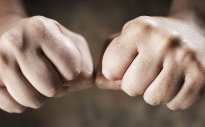 Járókelőket bántalmazott és nekiesett egy jelzőtáblának is