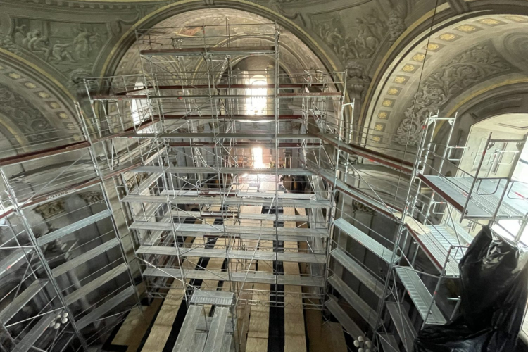 Statikusok és restaurátorok együtt dolgoznak - Képeken a Nagytemplomban zajló munka