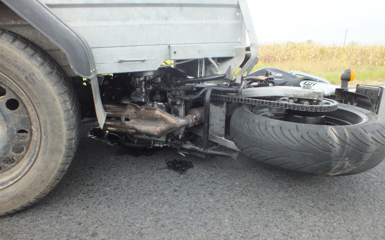 Figyelmetlen volt, egy motoros súlyosan megsérült a pápai elkerülőn