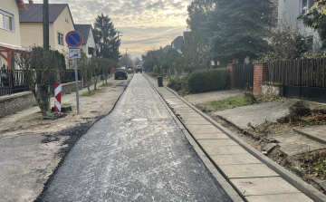 Már aszfaltozzák a sétányokat és a Szalmavári utcát