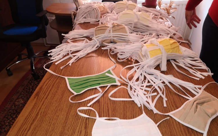 Megérkeztek az első textil maszkok az ESZI-hez