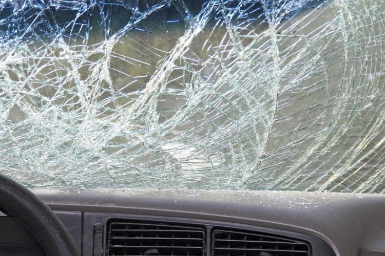 Árokba borult egy autó Kupnál - Teljes az útzár 