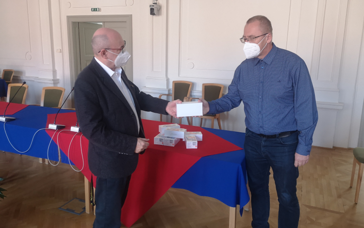 Mobiltelefon készülékekkel és előfizetésekkel támogatja az önkormányzat a háziorvosokat