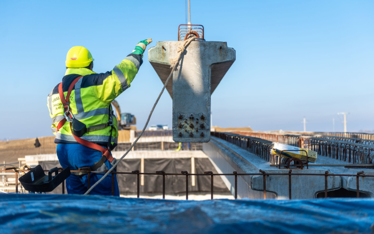 83-as út építése: Hídgerenda beemelés miatt forgalomkorlátozásra kell számítani