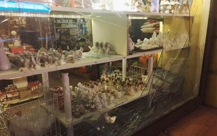 Betörte a kirakat üvegét