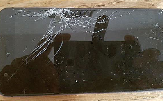 Fenyegette, megrángatta barátnőjét, a mobilját pedig összetörte