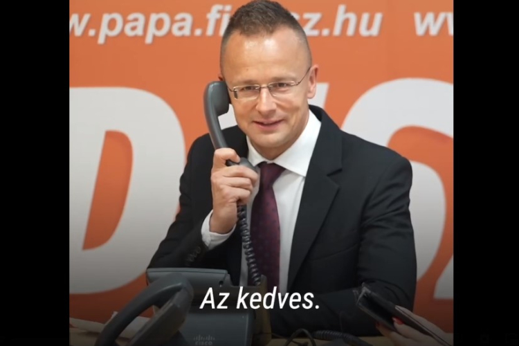 A pápai Fidesz irodából telefonált Szijjártó Péter