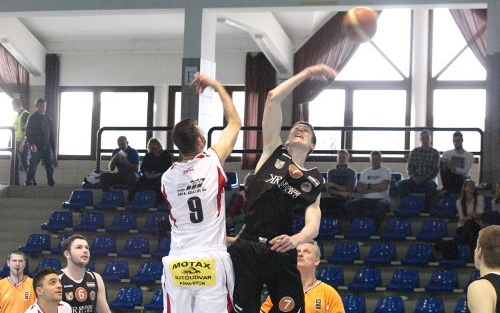 Főlényesen győztek a pápai kosarasok