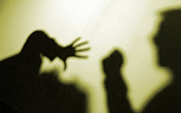 Kiskorú gyermekei szeme láttára bántalmazta feleségét, éveken át