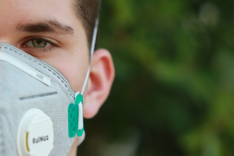 Végre! Nem lesz kötelező a köztéri maszkhasználat