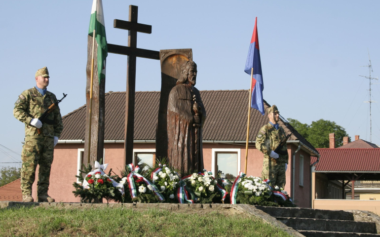 Amit Trianon lerombolt, az újjáépül - Önkormányzati megemlékezés a Nemzeti Összetartozás Napján