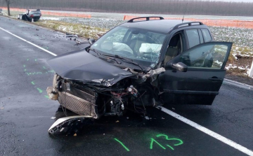 Frontálisan ütközött két autó a 83-ason