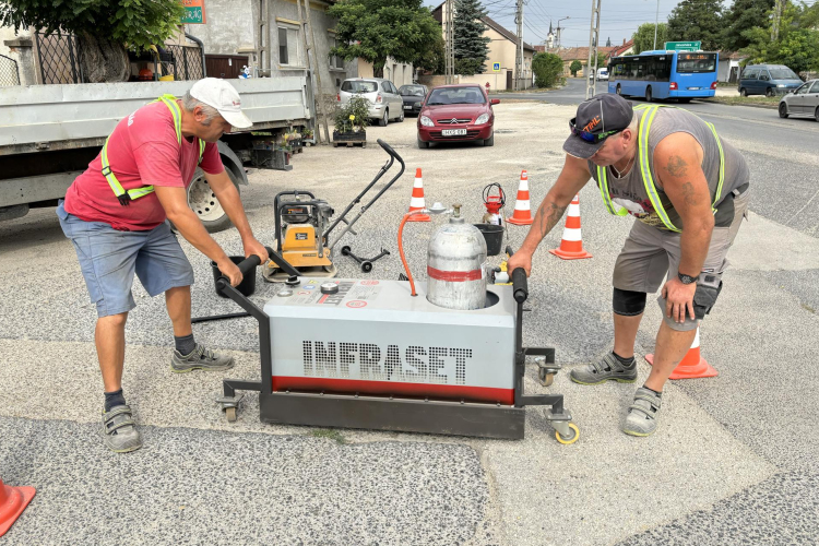 Új kátyúzó gép dolgozik a városban