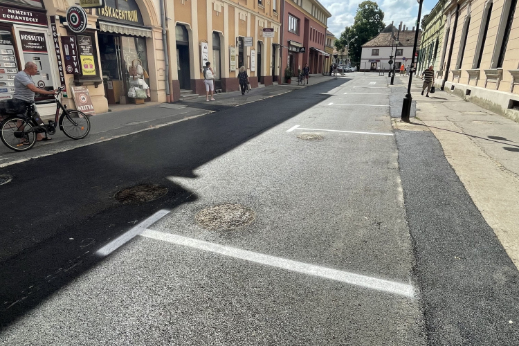 Csütörtökön megnyitják a Kossuth utcát a járművek számára, ám megváltozik a forgalmi rend