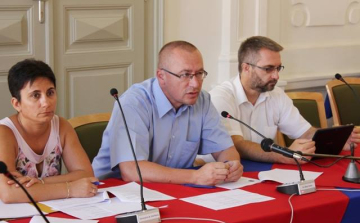 Több pénz járdaépítésre, focira és oktatásra