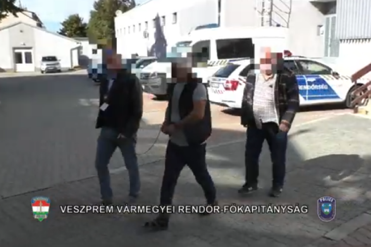 Közel másfél millió forint értékben loptak a pápai ékszerboltból