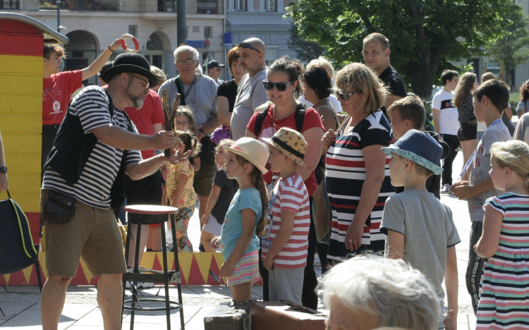 Játék és szórakozás a Várkertben és Fő téren