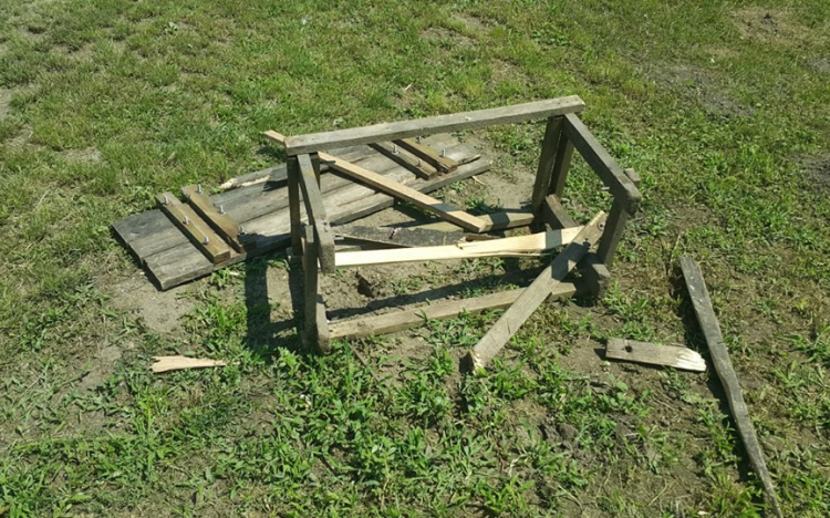 Fejszével verte szét szomszédja padját egy 16 éves fiatal