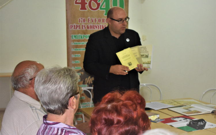 Egy lekaraktergyilkolt, meglincselt pápairól