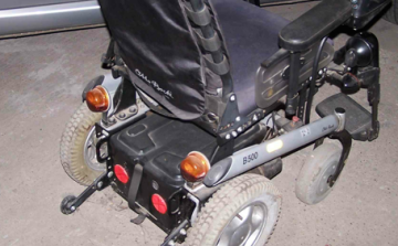 Rokkantkocsival ütközött