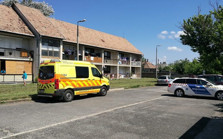 Vádat emeltek az édesanya ellen, akinek a kisfia Vasembernek képzelve magát ugrott le az erkélyről