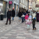 Óvodások karácsonyfa díszítése a belvárosban