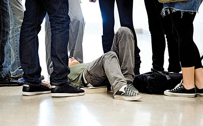 Hátba rúgta osztálytársát