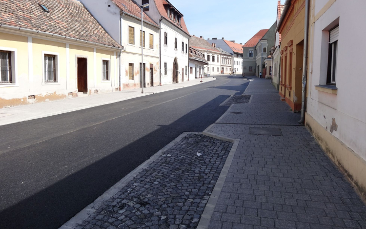 Elkészült az aszfaltozás, legkésőbb a jövő héten megnyitják a Korvin utcát